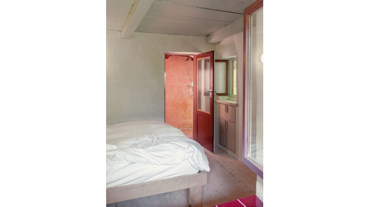 Blick durchs Schlafzimmer ins Bad (Bild: Pierre Marmy)