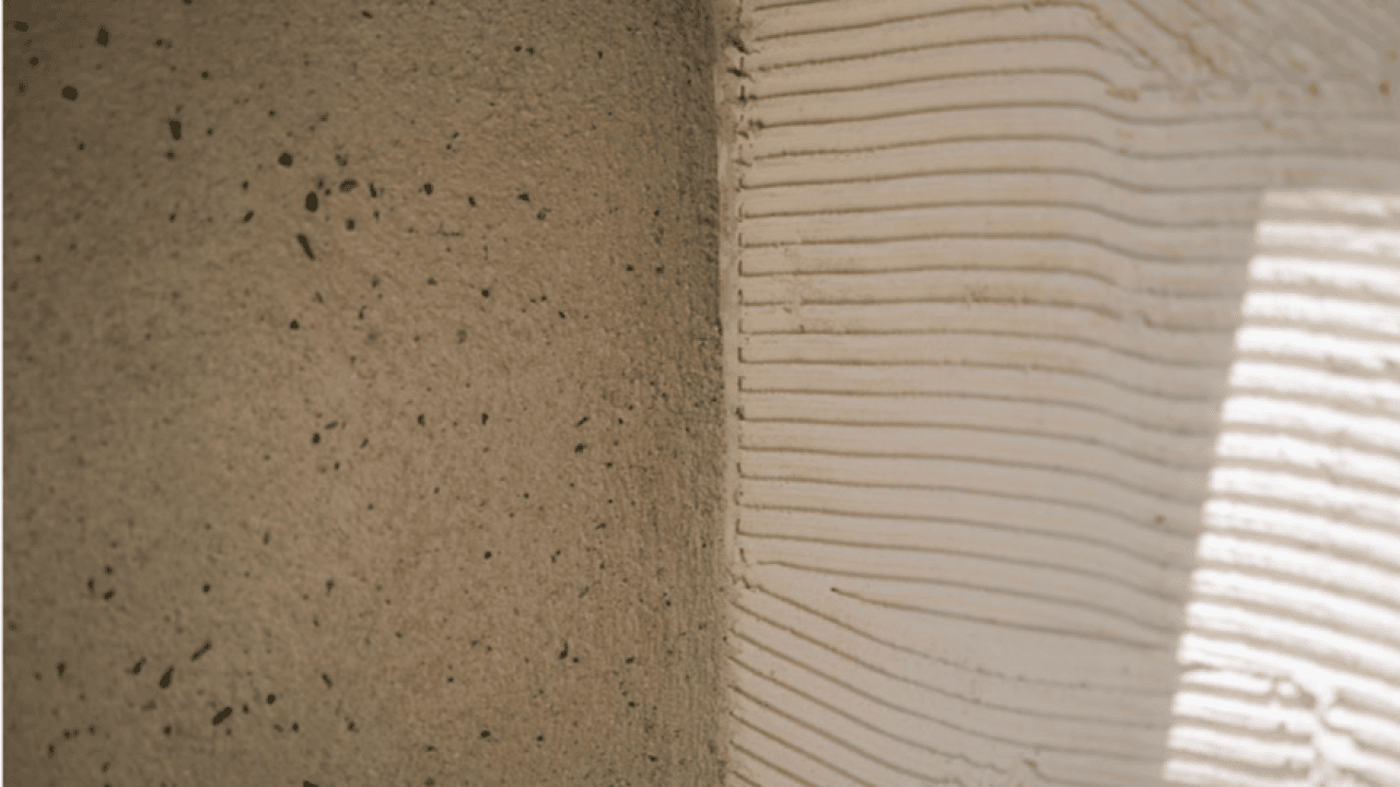 Detailansicht fertig hergestellter Deckputz und darunterliegende Haftzahnung (Bild: ALAINYVES)