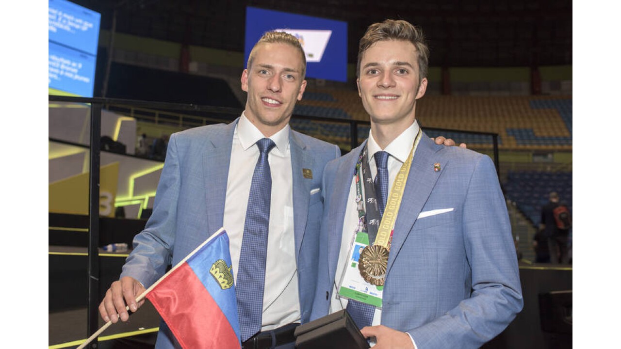 Lukas Beck (im Bild rechts), Weltmeister an den WorldSkills 2015, zeigt das Gipser-Trockenbauer-Handwerk an der Sonderschau «Handwerk Spezial». 