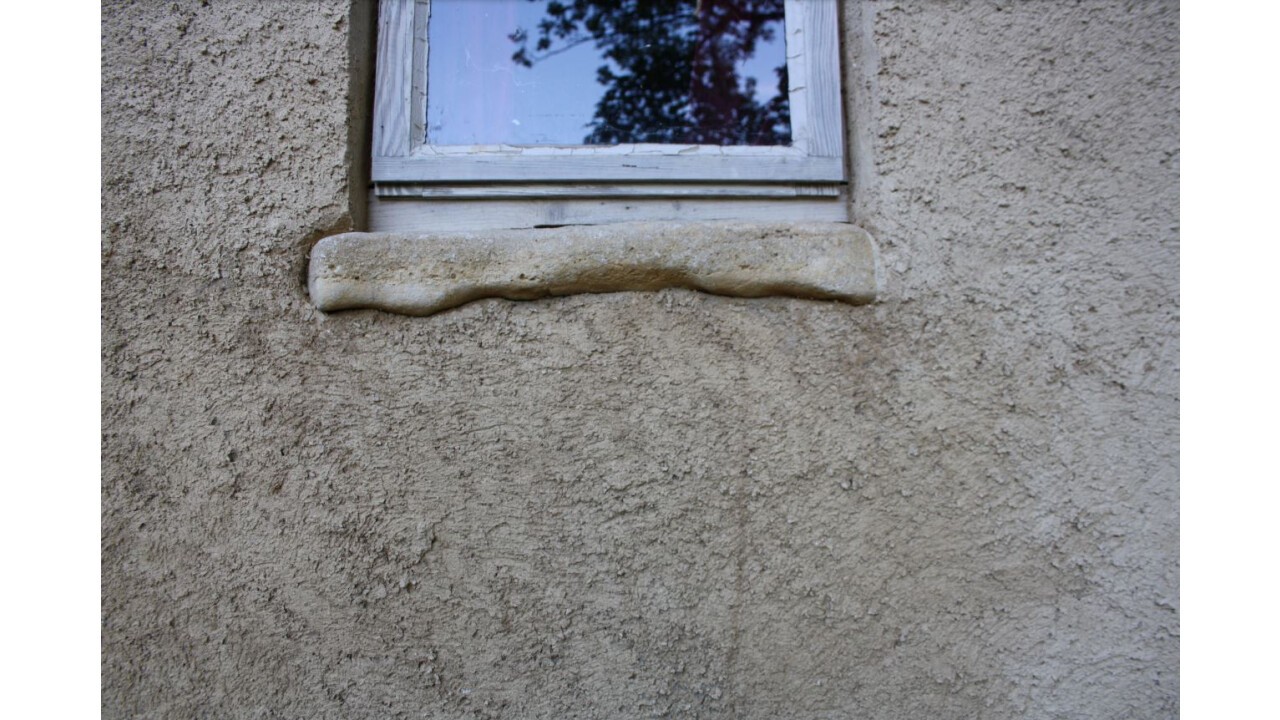 Ein grosser Kalkstein bildet die Fensterbank. (Bild: Delphine Schmid)