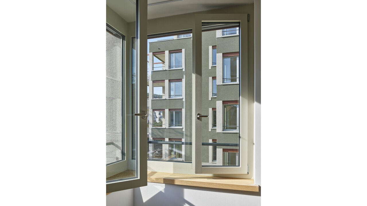 Die Kombination von Übereck-Öffnung und Stütze wird zum Leitmotiv, das auch die übrigen Fenster bestimmt. (Bild: Philip Heckhausen) 