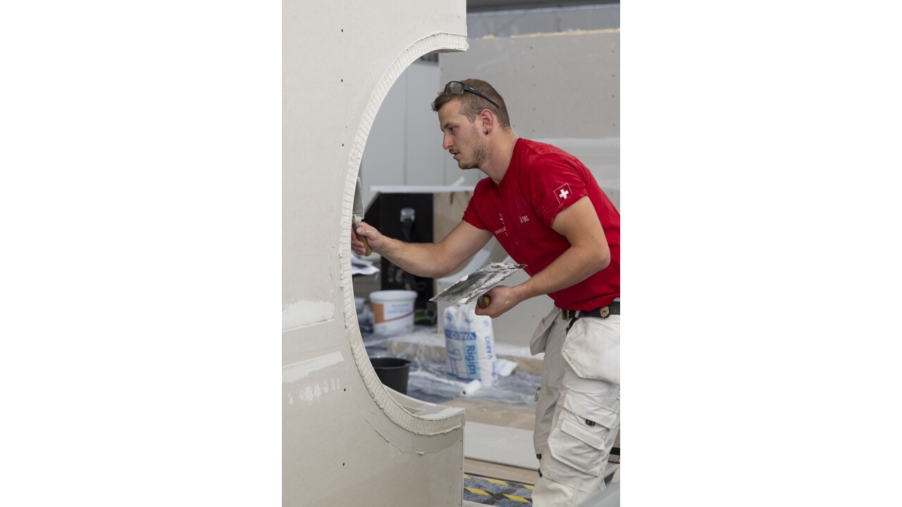 Adrian Büttler, Bronze-Gewinner an den WorldSkills 2022, zeigt das Gipser-Trockenbauer-Handwerk an der Sonderschau «Handwerk Spezial». 