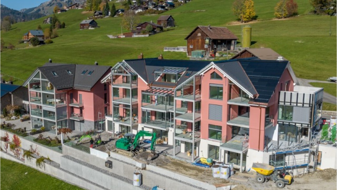 Die alte Metzgerei und die Alte Landi (rechts) wurden zu 16 Wohnungen,  2 Ateliers und einem Ladenlokal umgebaut; dazu gehört eine dreistöckige Garage.