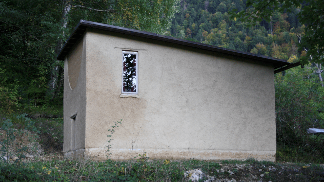 Ein Stampflehmgebäude mit einem Kalklehmputz (Bild: Delphine Schmid)