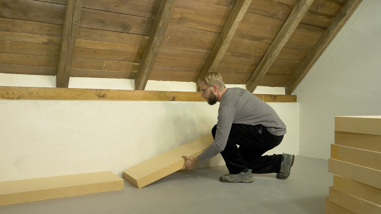 Einfach Energie sparen: die oberste Geschossdecke mit STEICOtop Holzfaser-Dämmplatten dämmen und den U-Wert deutlich verbessern