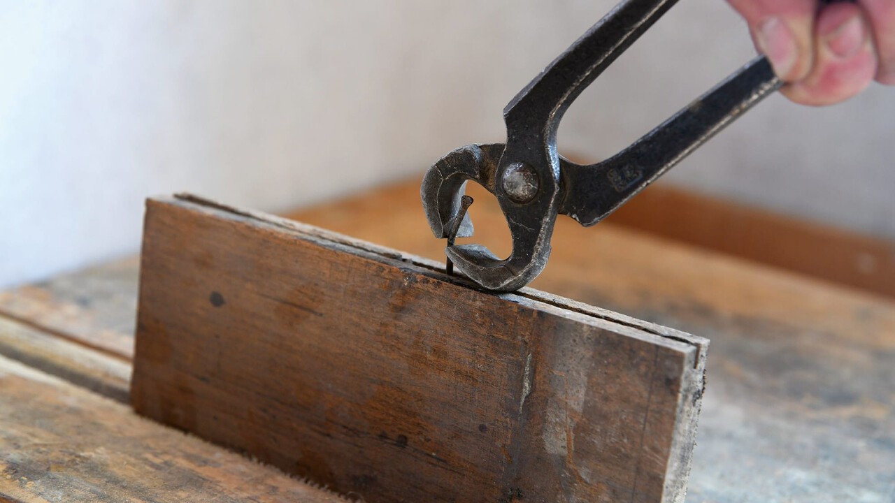 Das ausgebaute Parkett wird in der Werkstatt geprüft und von Nägeln befreit. Bild: Wey Parkett AG