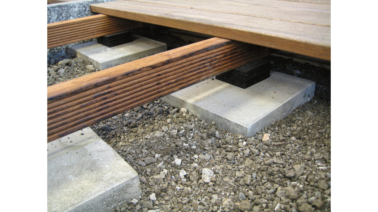Aufbau eines Decks über gewachsenem Boden: 15 cm Höhe sollten es sein. Bild: Balteschwiler AG (Lignum)