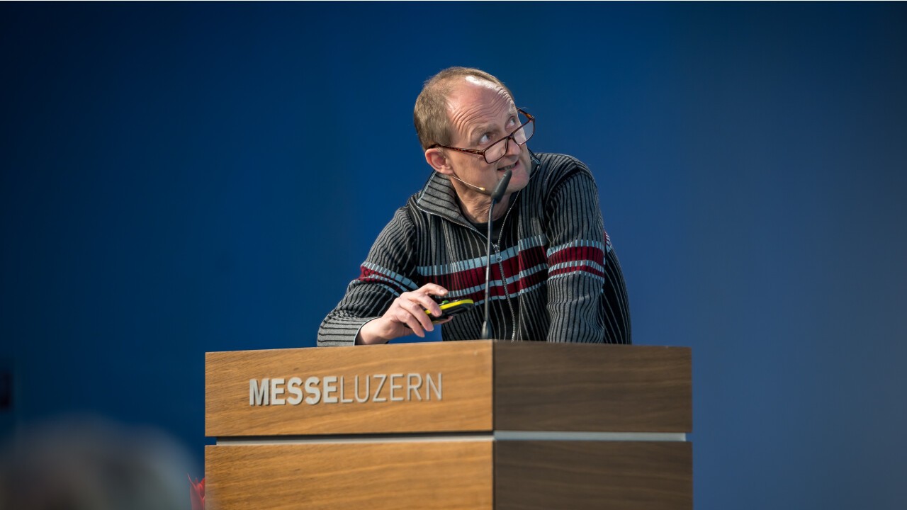 Architekt und Dozent Martin Tschanz, der für die inhaltliche Gestaltung des Architektur-Symposiums verantwortlich zeichnet, führte in das Thema ein.