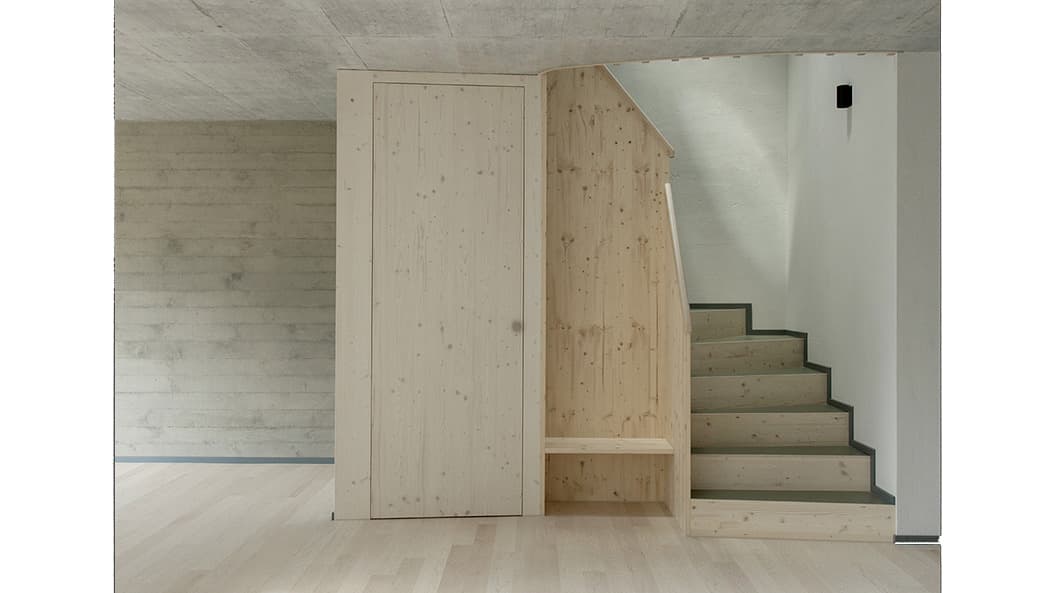 Triplex-Wohnung Neubau: die Treppe erhält durch ein Oberlicht natürliches Licht.