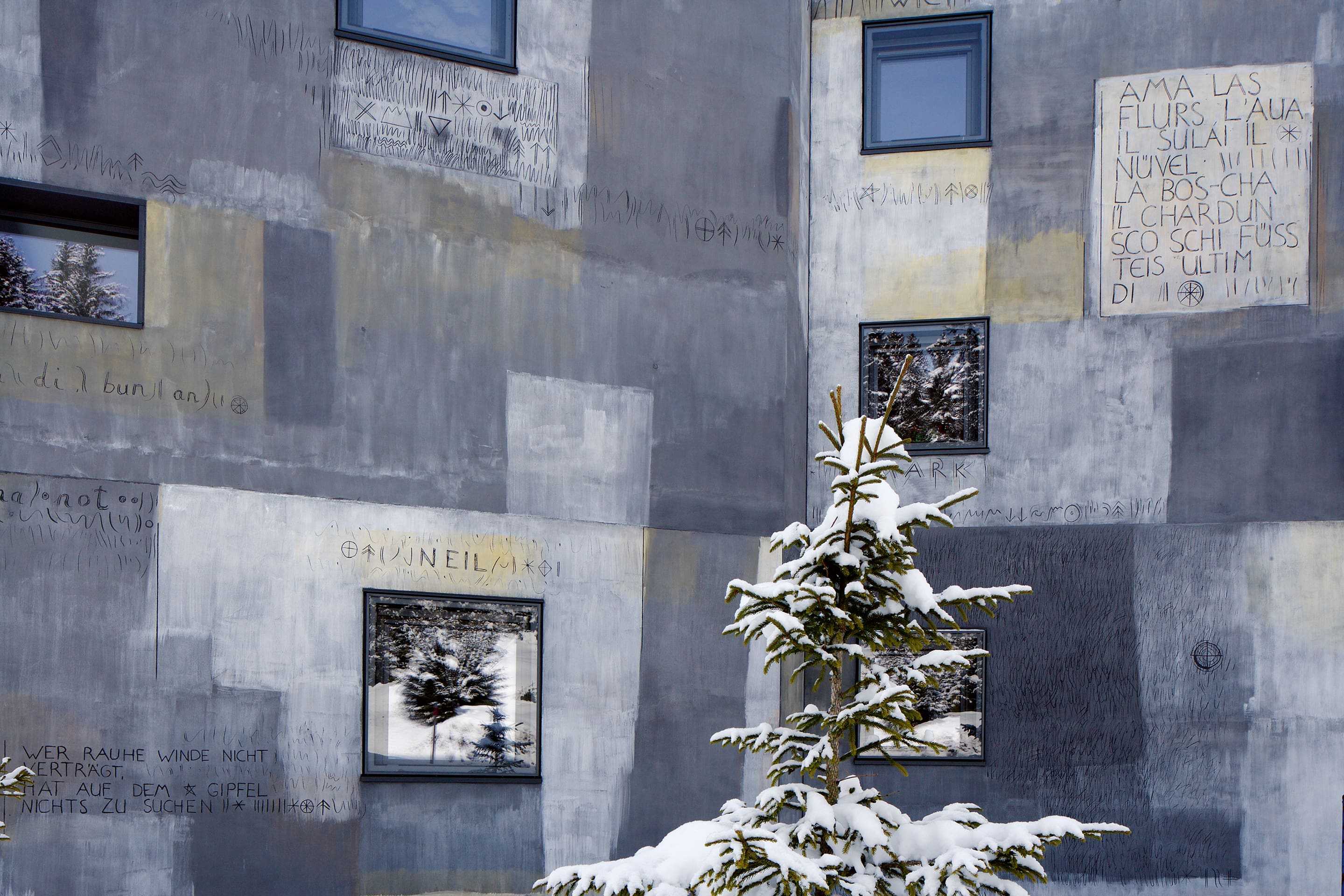 Sgraffito am Haus Sura, Davos. Foto: Foto: Mazina Schmidlin-Könz