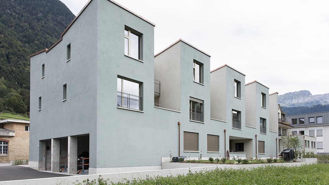 Die Terrassen und Balkone im Westen orientieren sich zum Obsthain und den Bergen.