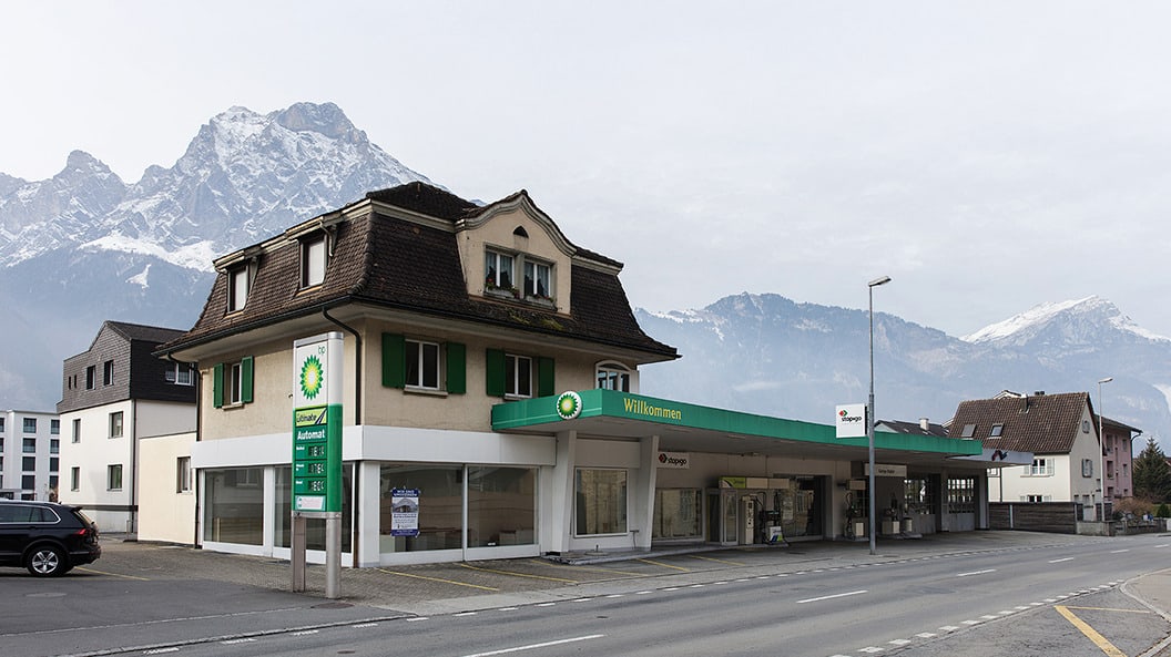 Wohn- und Geschäftshaus vor dem Abbruch der Garage (2018).