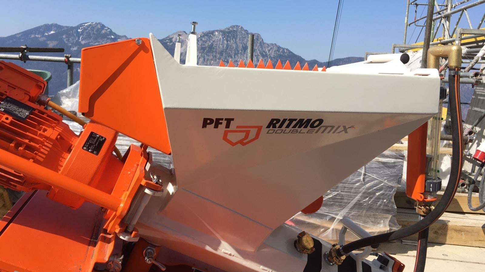 PFT RITMO double mix - Einsatz der Mischpumpe in luftiger Höhe