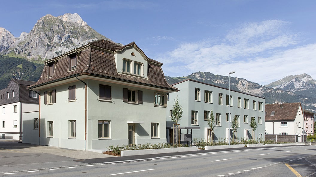 Farb- und Materialkonzept und Gartengestaltung verbinden Alt- und Neubau zu einem Ensemble.