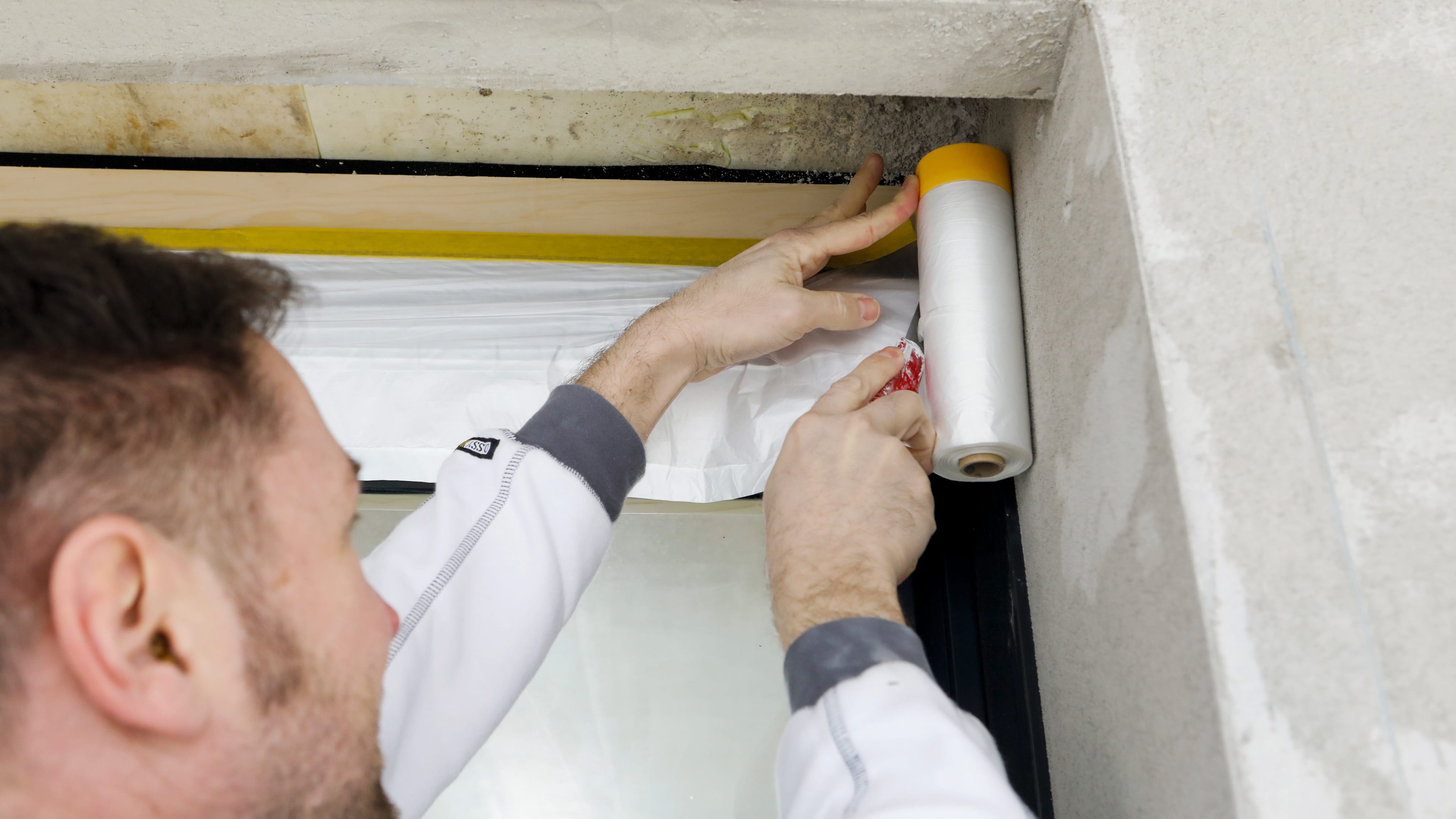 Fensterabdeckarbeiten mit Permafix 062 für Langzeitanwendungen im Aussenbereich