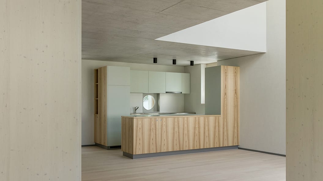 Triplex-Wohnung Neubau: der zweigeschossige Raum bringt ausreichend Licht in die Küche.